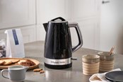 Waterkoker - Russell Hobbs Waterkoker Structuurketel - Glanzend zwart met roestvrijstalen accenten - 2400 W - 28081-70