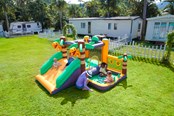 Buiten spelen - Doctor Dolphin Dinoworld Springkasteel incl. 450 watt blower - 82081
