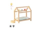 Pop, teddybeer en materiaal - Micki Lundby kinderbed in de vorm van een huis met matras, dekbed en vlaggenlichtslinger. Gebruikt 1x CR2032-batterij (niet inbegrepen). Vanaf 3 jaar. 15-minuten automatische uitschakeling. - 18387