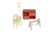 Pop, teddybeer en materiaal - Micki Lundby kinderkamer met kinderstoel, babyfles, rammelaar, babygym en commode met lades die open kunnen. Vanaf 3 jaar. - 18388