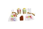 Pop, teddybeer en materiaal - Micki Lundby snackzakjes met gummisnoepjes, chocolade en een lolly; popcorn met boter - 18417