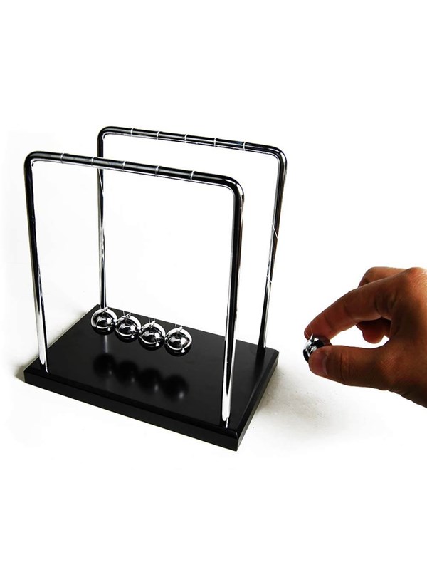 MikaMax Newton Cradle XL - Houten Voet - Metalen Frame - Newton Pendel - Newton Ballen - Ballanceerballen