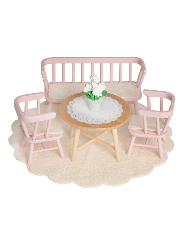 Micki Lundby eetkamer met roze bank, 2 stoelen, tafel, vloerkleed, bloem, tafelkleed, kussens