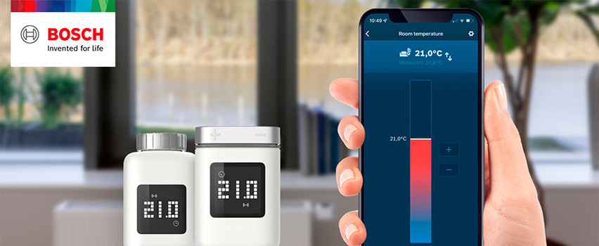 Bosch Smart Home radiatorthermostaat II met display op 21°C wordt bediend via Bosch Smart Home app op smartphone