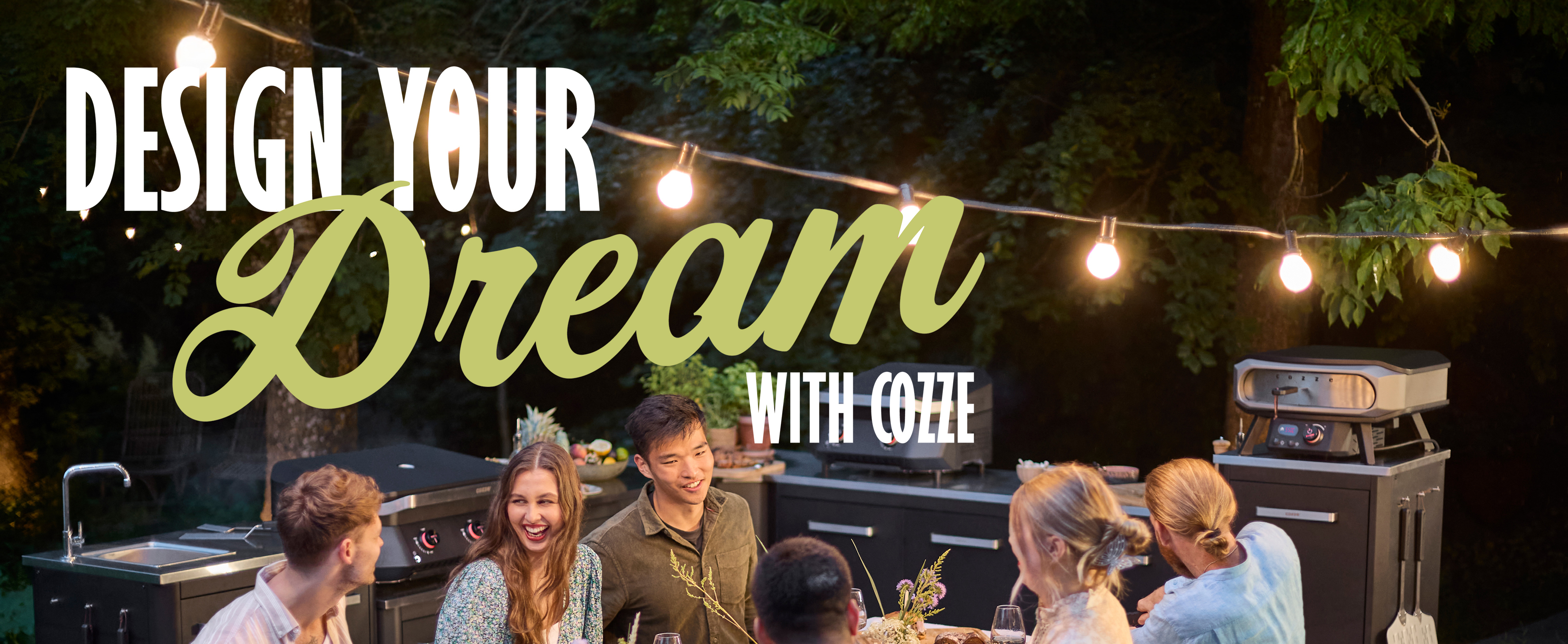 Vrienden genieten van zomeravond bij complete Cozze buitenkeuken met gasbarbecue, pizzaoven en spoelbak – ontwerp je droomkeuken met Cozze