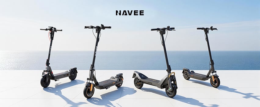 Drie Navee e-step modellen op een rij aan de kust – assortiment opvouwbare elektrische steps voor elke rijder