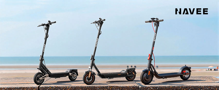 Drie Navee e-step modellen op een rij aan de kust – assortiment opvouwbare elektrische steps voor elke rijder