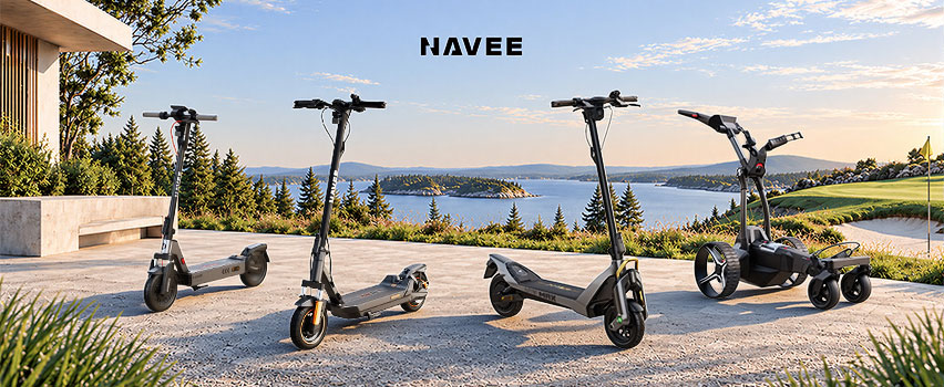 Navee elektrische steps en elektrische golftrolley op een terras met uitzicht over het water en een golfbaan