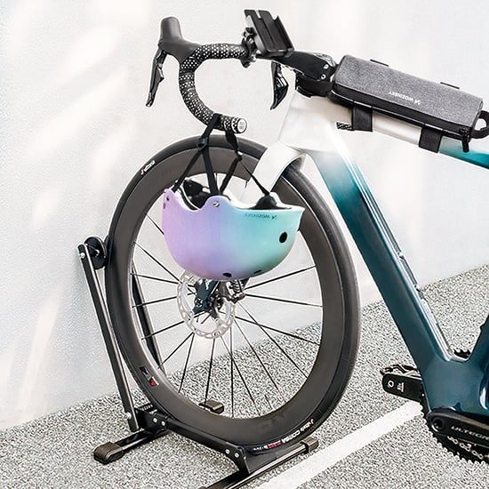 Racefiets met Wozinsky fietstas en holografische helm op fietsstandaard – accessoires voor fiets en scooter