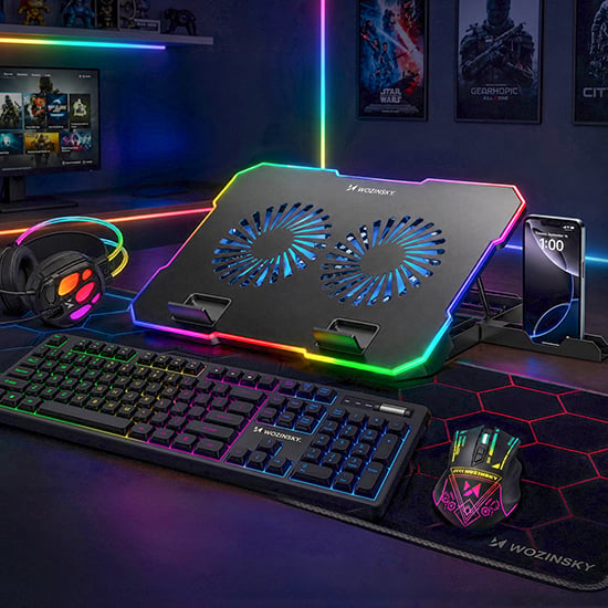 Wozinsky gaming-setup met RGB-verlichte laptopkoeler, toetsenbord, muis, headset en muismat in donkere kamer