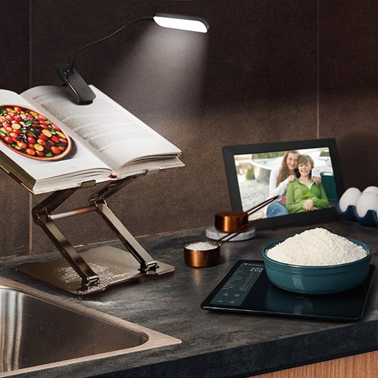 Wozinsky keukenapparatuur met kookboekhouder, LED-lamp, digitale weegschaal en fotolijst in moderne keuken