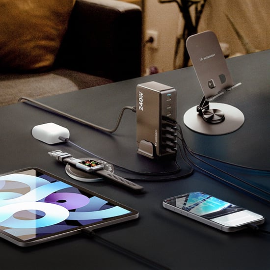Wozinsky mobiel accessoire met 240W laadstation, telefoonhouder, tablet en smartwatch op modern bureau