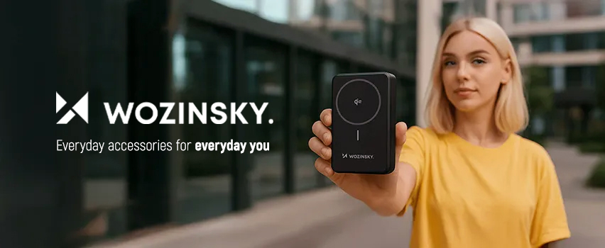 Vrouw in geel t-shirt toont Wozinsky draadloze powerbank met de slogan Everyday accessories for everyday you